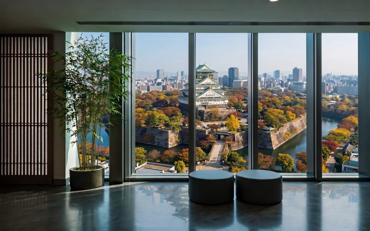 从室内眺望大阪城与城市景观